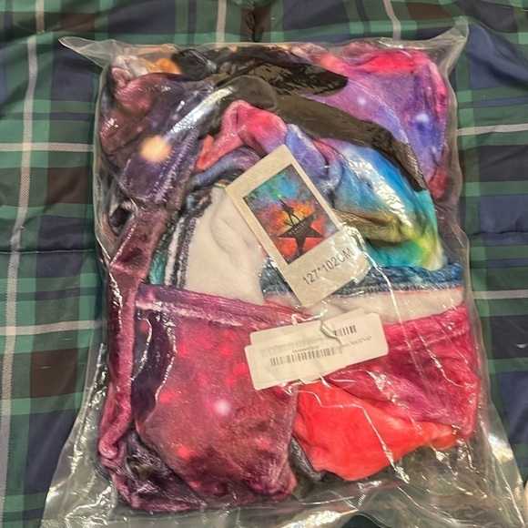 New in package Hamilton Micro Fleece Luxury Soft Blanket Bedding Sofa 50"X40" - Picture 2 of 2